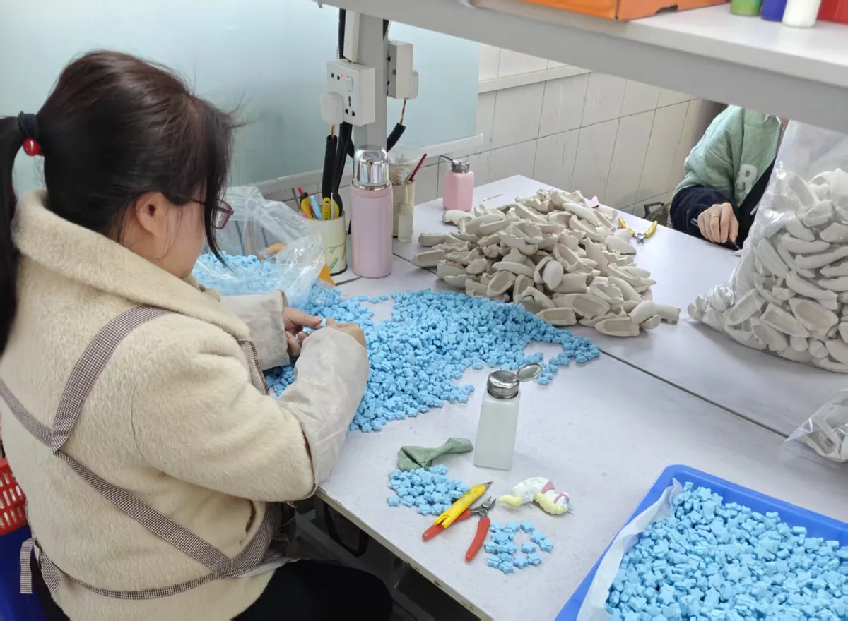 Sorting injection-moulded parts at a finishing bench